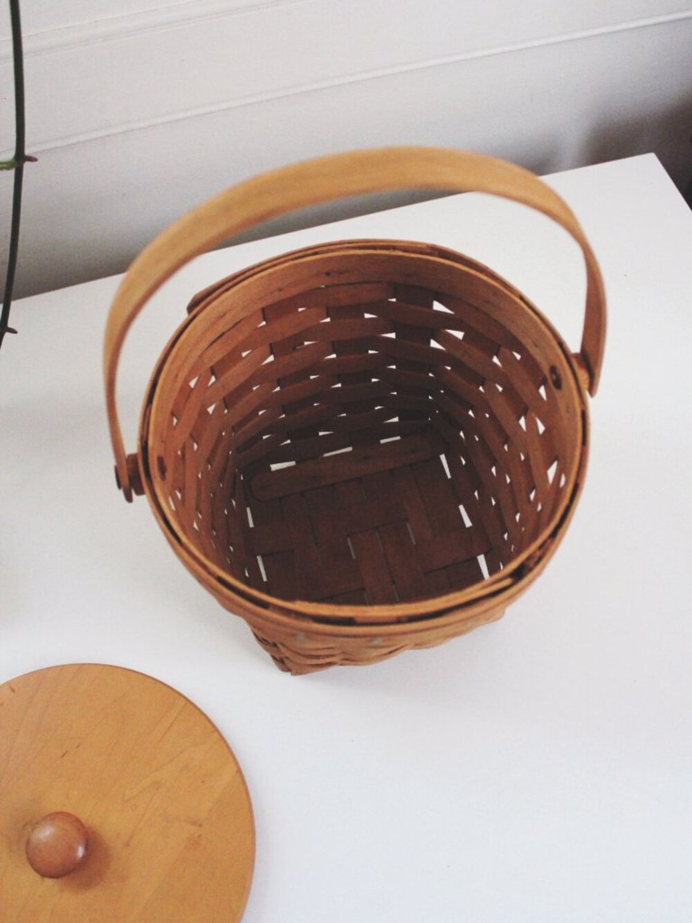 Vintage Longaberger Handwoven Basket With Wooden Lid & Handle Made In USA Signed - Picture 3 of 9